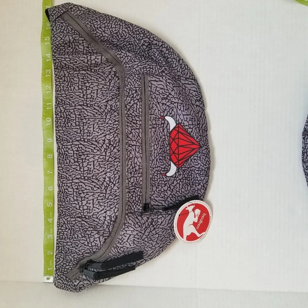 Saqpaq fannypack diamond bull red black white